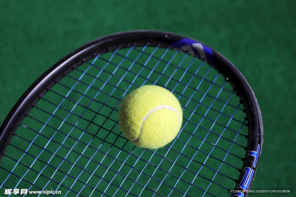 网球拍网球图片