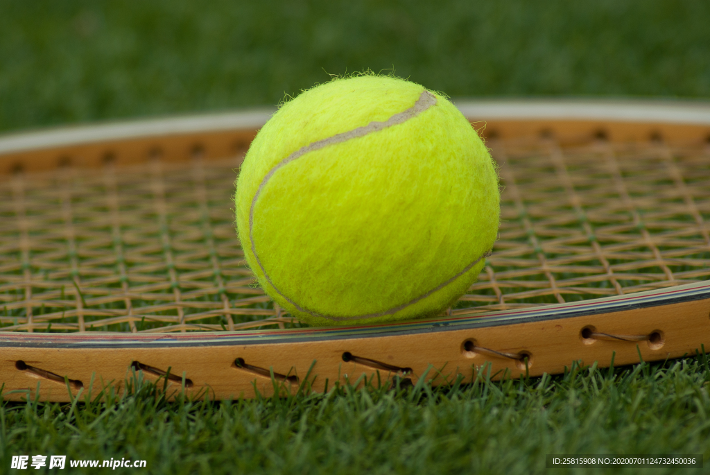 网球拍网球图片
