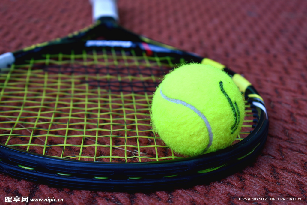 网球拍网球图片