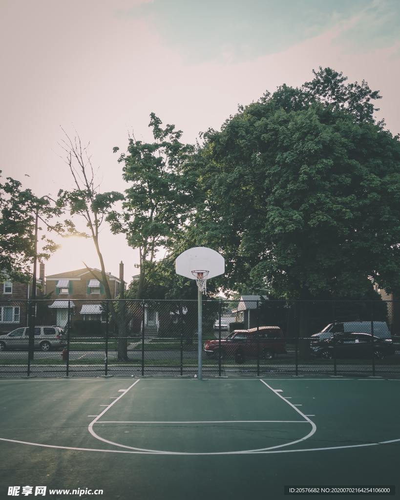 道路旁的篮球场