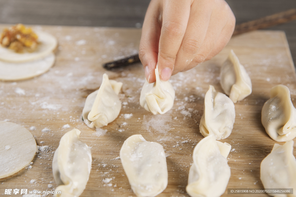 饺子锅贴图片
