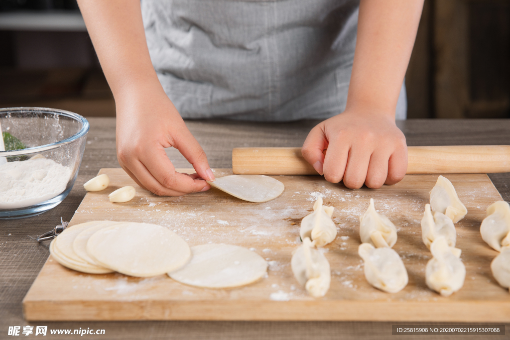 饺子锅贴图片