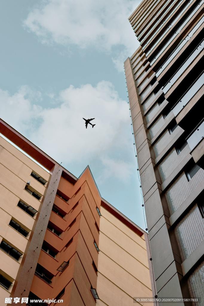 飞机经过的楼