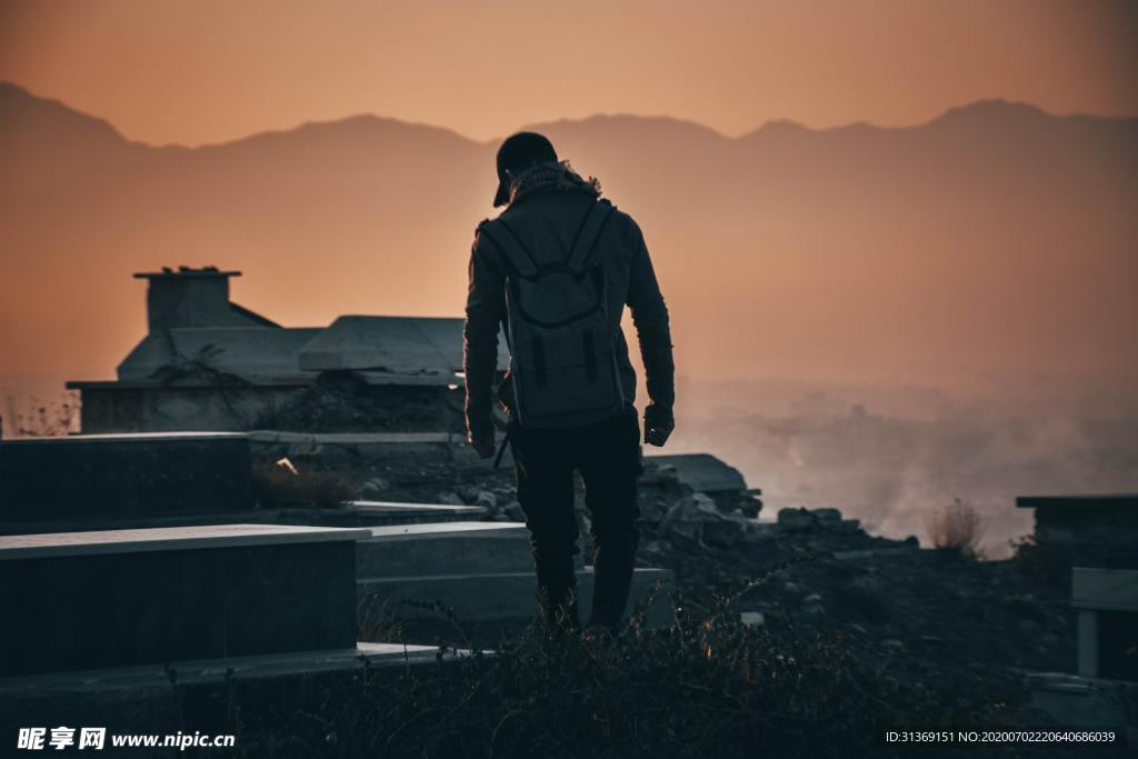 日落下的男性背影