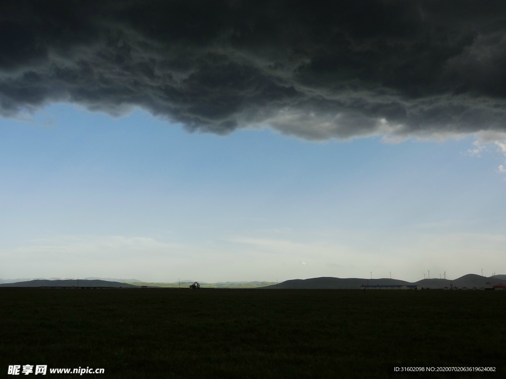 坝上草原下雨时候的乌云