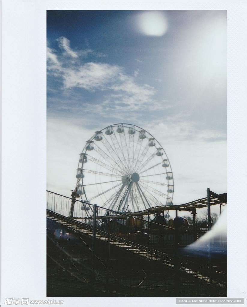 阳光下的摩天轮