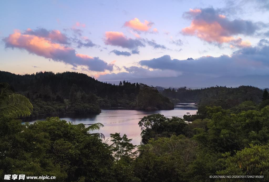 森林围着的湖泊