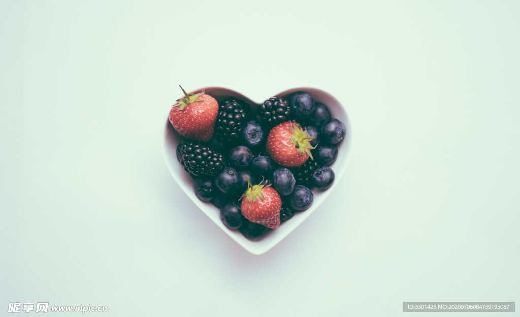 心型碗的浆果