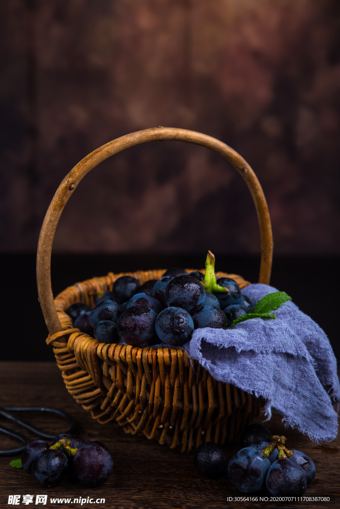 葡萄竹篮暗调清新背景素材