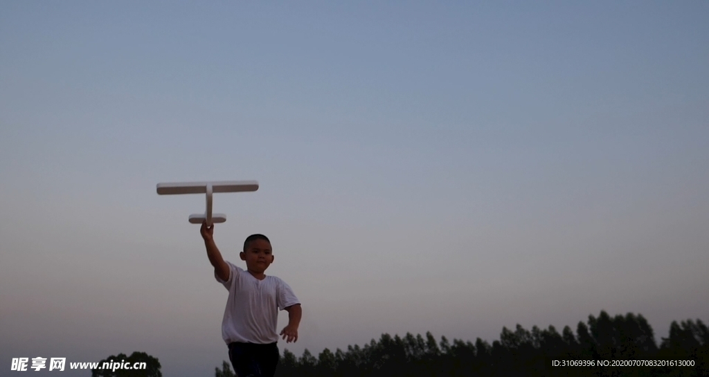 手拿飞机奔跑的男孩