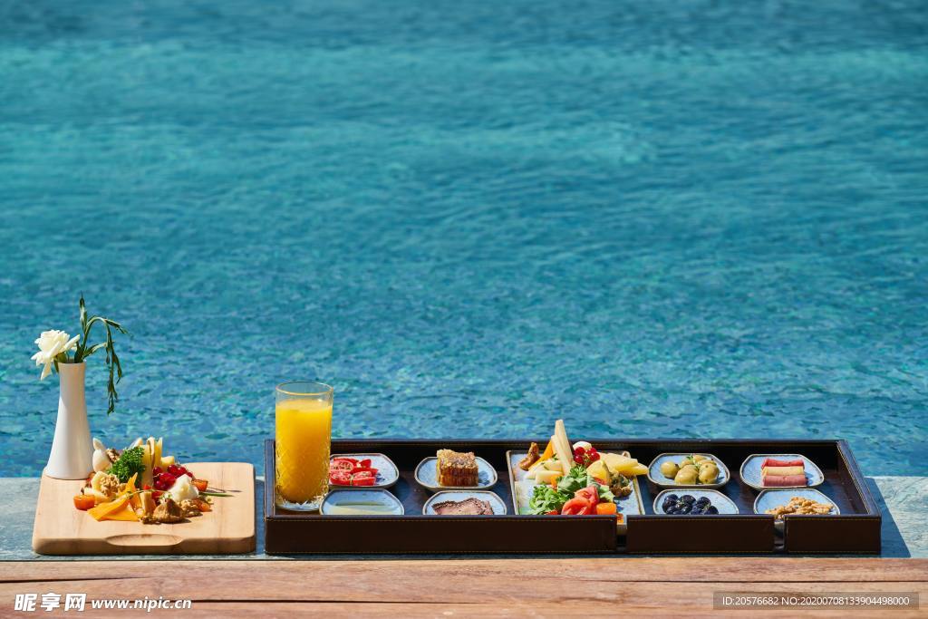 在泳池旁放食物的盘子
