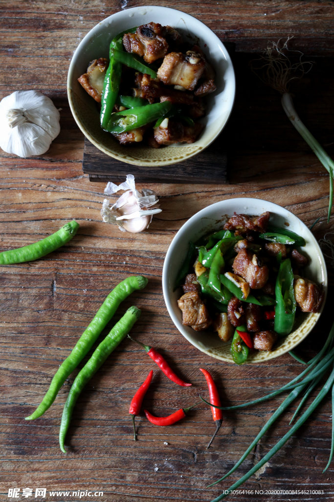 尖椒炒肉美食食材摆盘背景素材