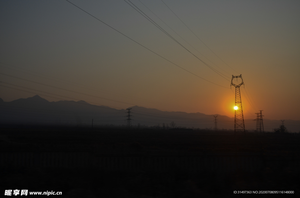 太阳与电力塔