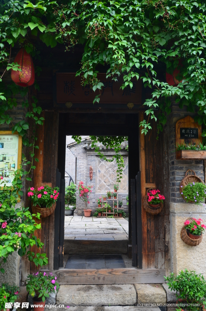 绿意盎然的院门