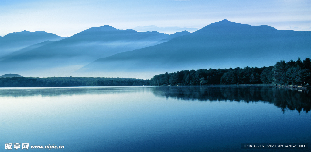 山脉湖泊蓝天