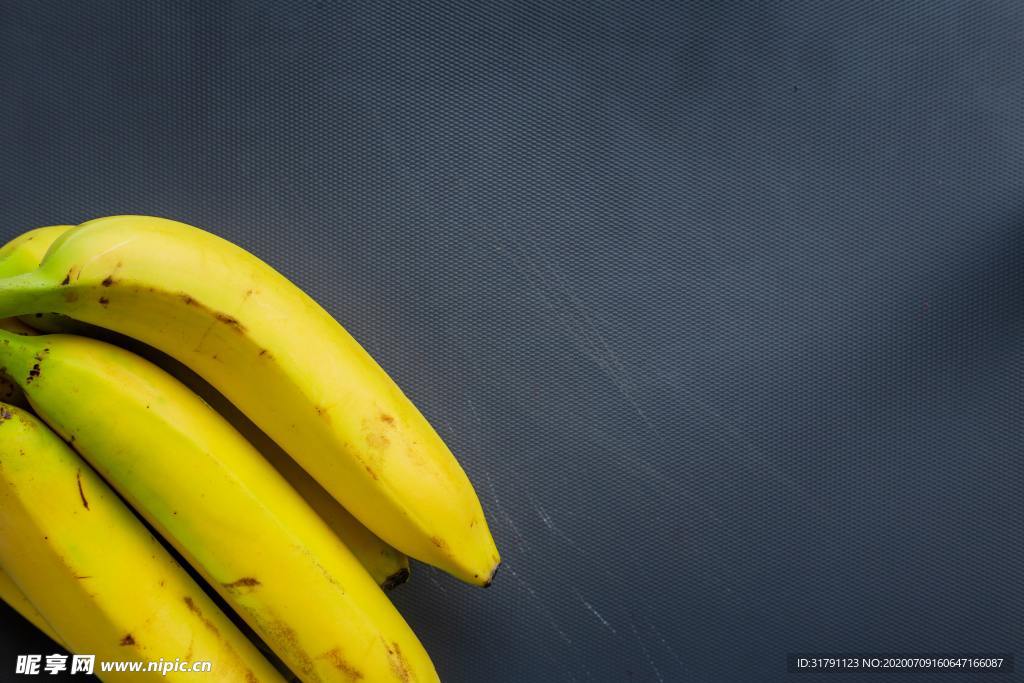 香蕉 纯色背景