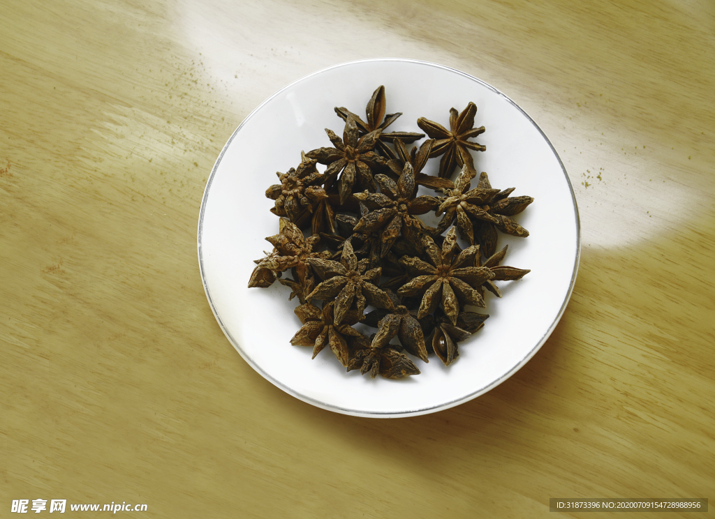 大红 八角