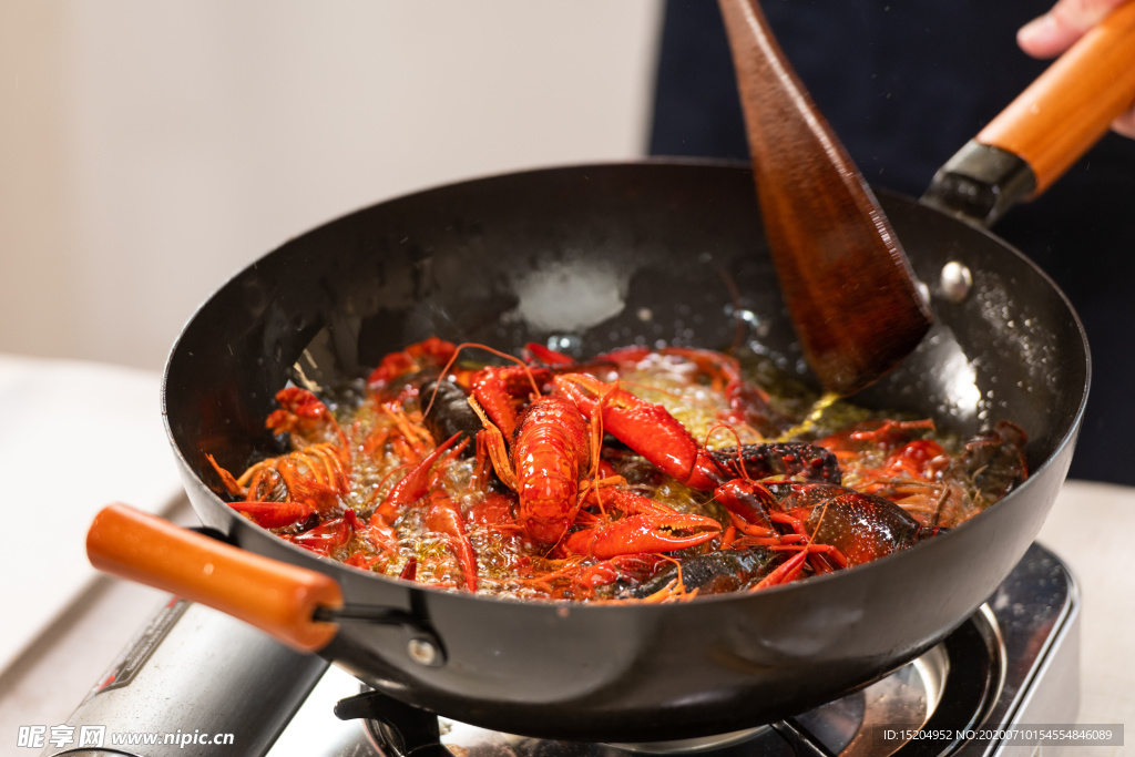 翻炒烹饪小龙虾