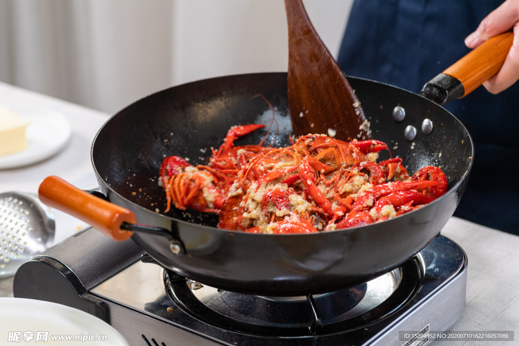烹饪翻炒小龙虾