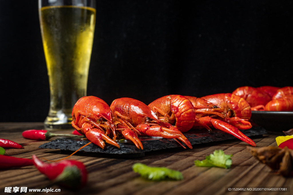 夏天小龙虾啤酒夜宵特写