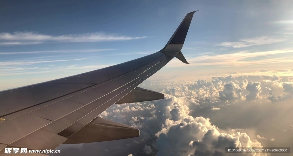 飞机白云之上