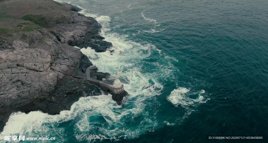 唯美海浪拍打海岸