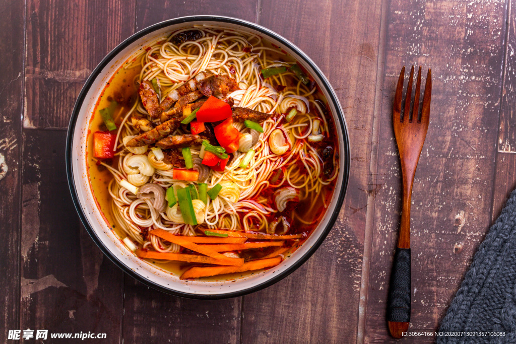 面条木桌食材美食背景素材