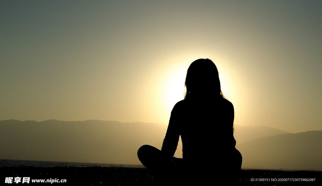 盘坐的女性背影