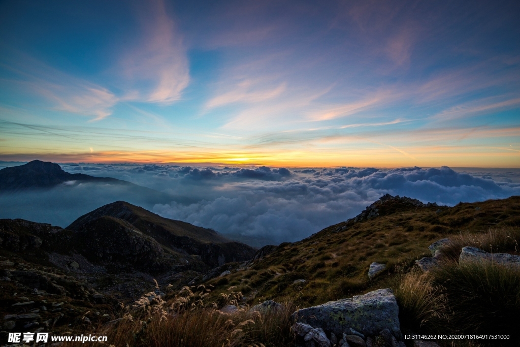 群山云海日出风光