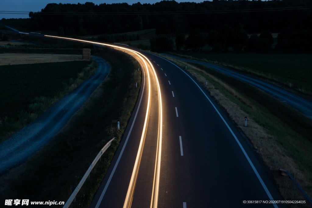 夜晚的公路