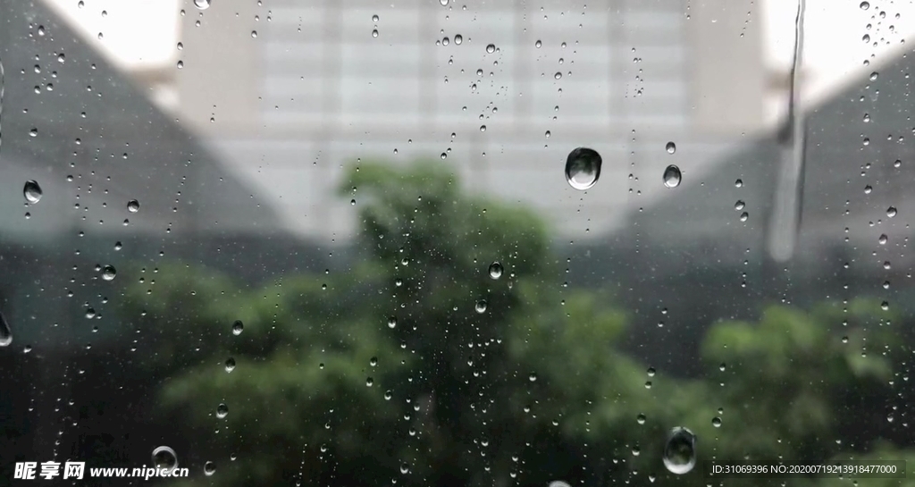 水滴打在玻璃上