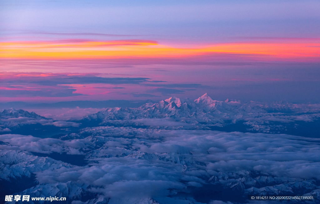 雪山山峰云层云海晚霞