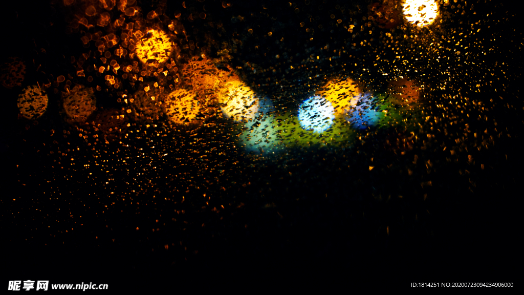 黑夜深黑窗后水珠五颜六色的光