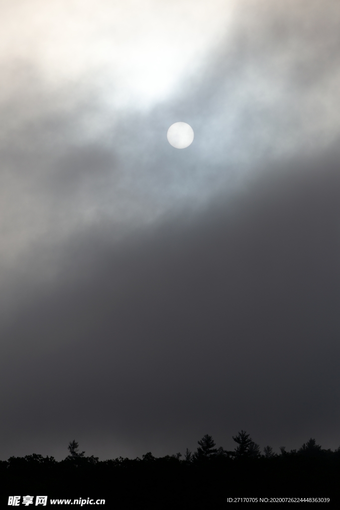 十五的圆月有点圆