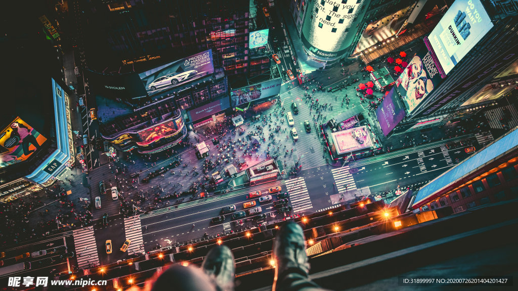 夜晚城市街道俯瞰图片