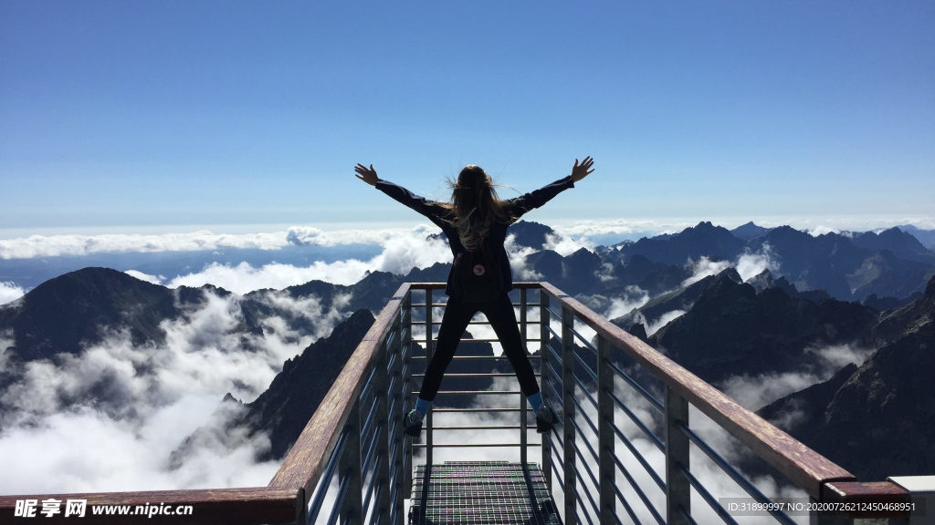 雪山背影张开双臂摄影图片