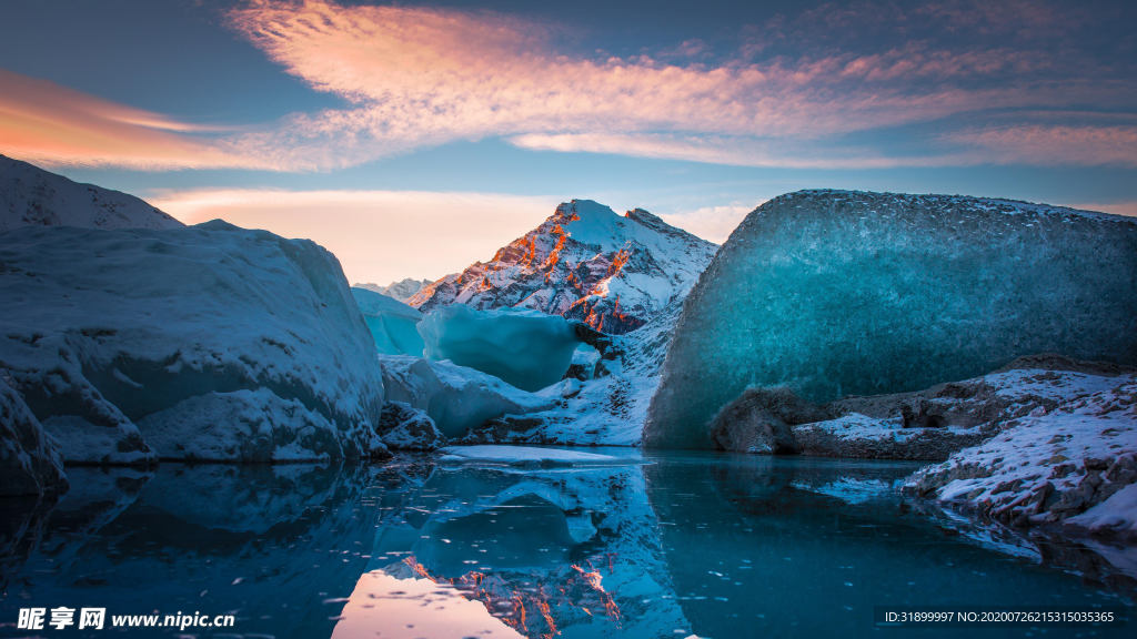 雪山冰冻海面图片