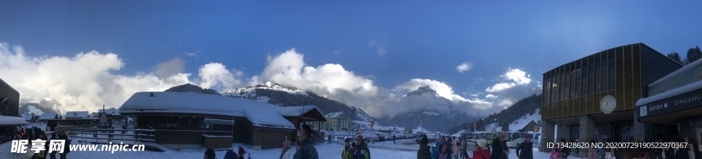 蓝天下的雪山雪地雪景