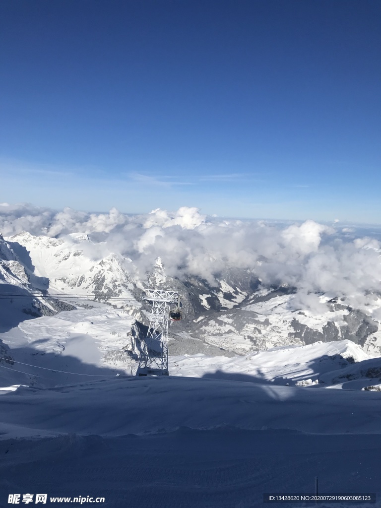 蓝天下的雪景风光