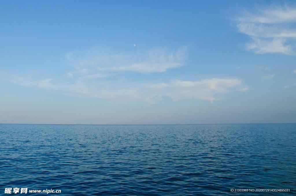 蓝天白云大海图片
