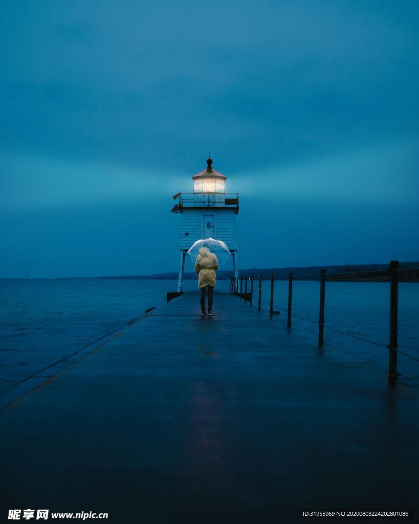 海上木桥亭子夜景图片