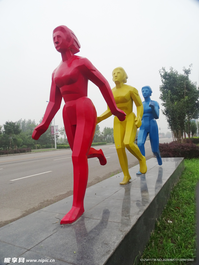 红黄蓝女雕塑