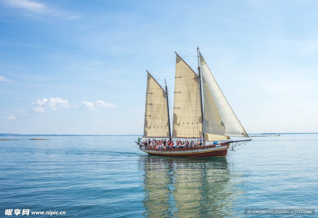 帆船航海图片