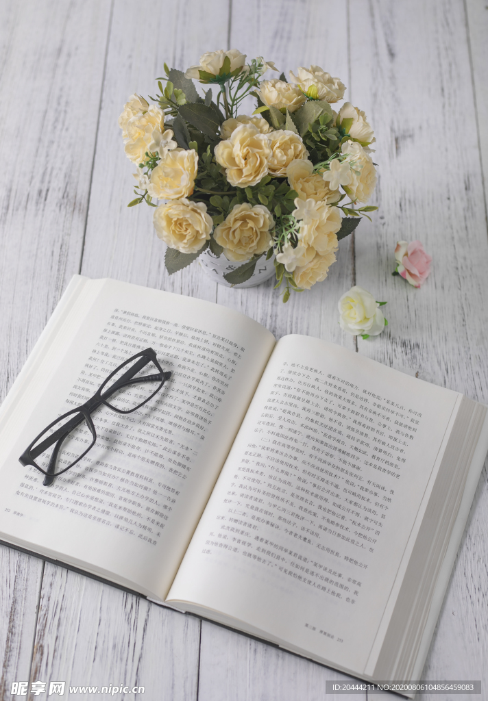花束和书本文艺风拍摄图