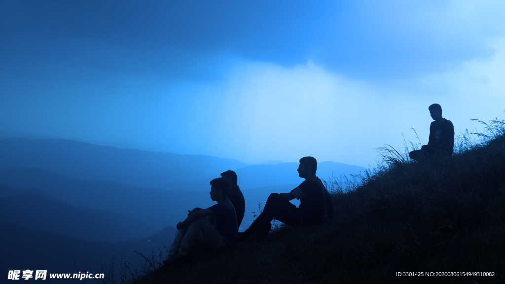 坐在山丘的男人