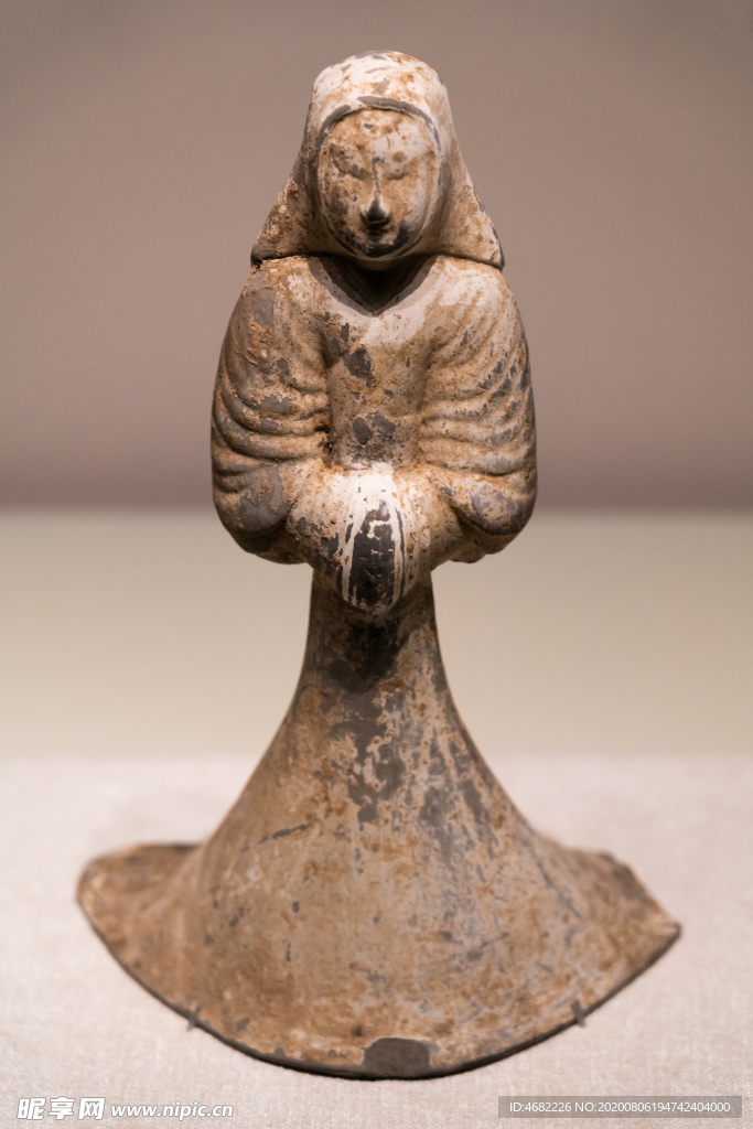 西汉彩绘包头巾女俑