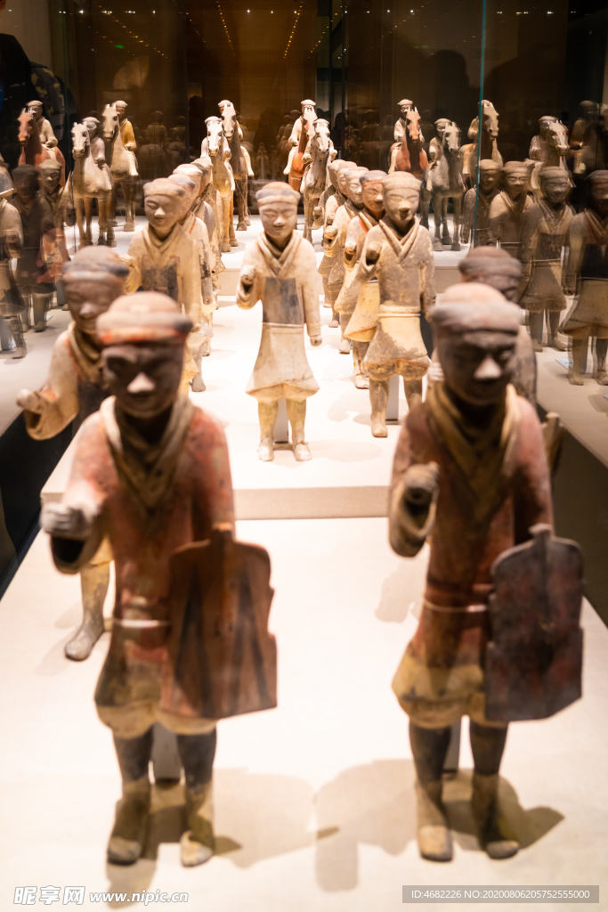 汉代彩绘兵马俑