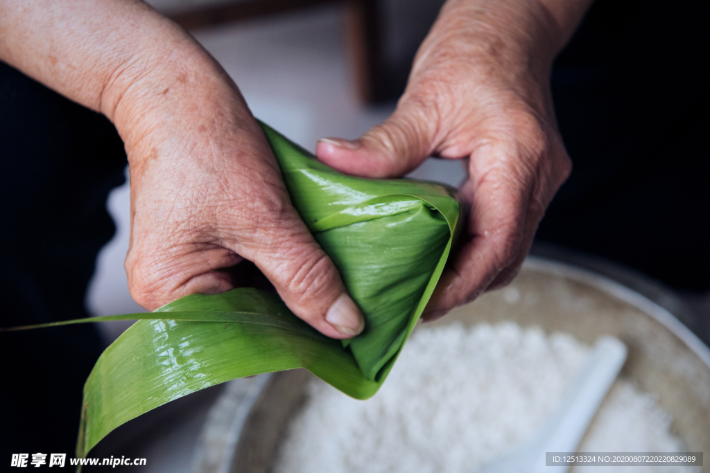 包粽子