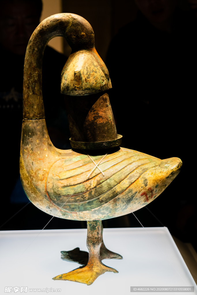 西汉彩绘雁鱼铜灯