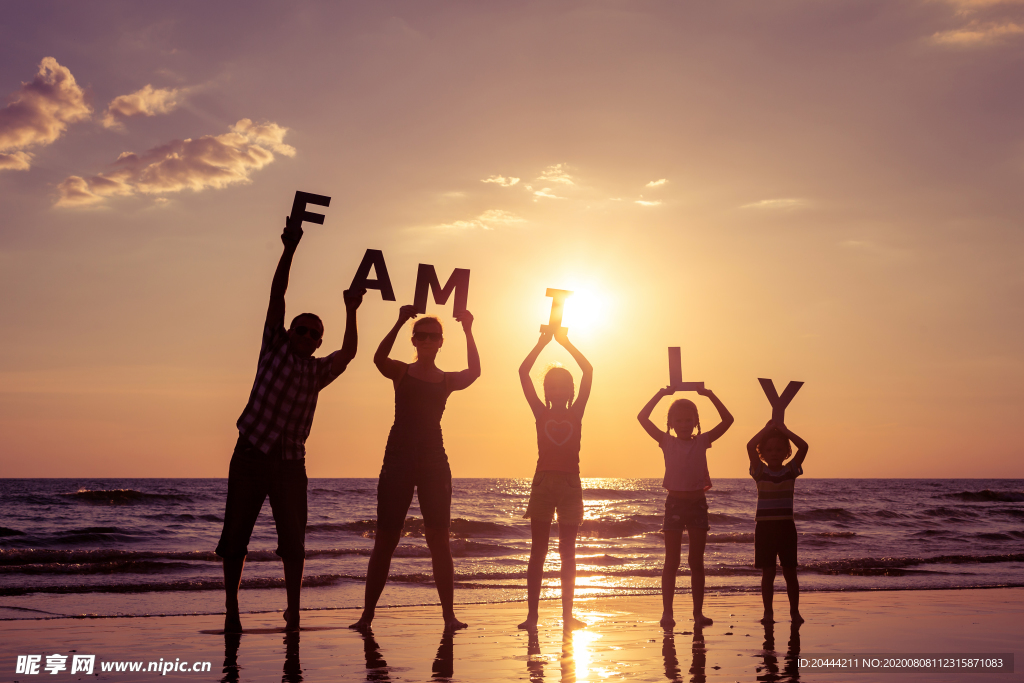 一家人海边日落摄影